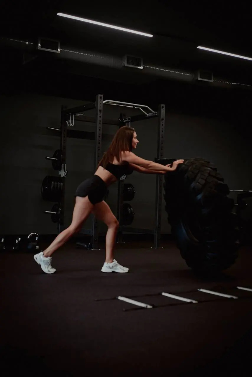 упражнения в спортивном зале